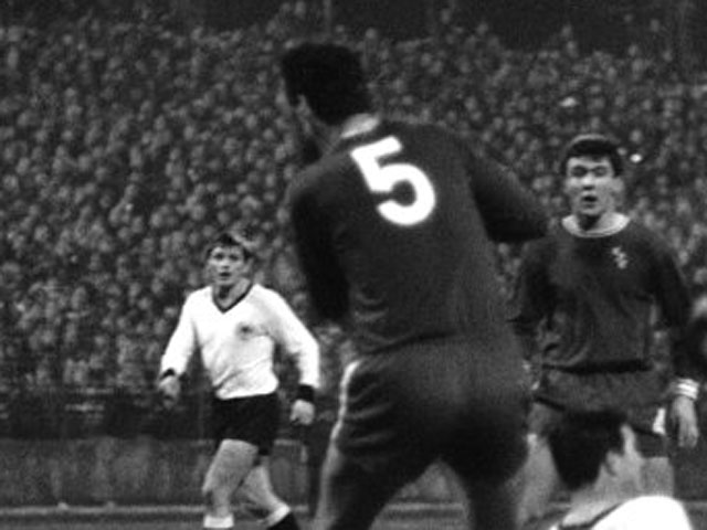 Джон Холлинс (номер 5) в матче "Челси" - сборная клубов Германии в 1965 году