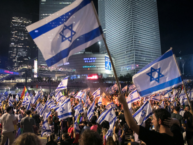 
Акция протеста на шоссе Аялон в Тель-Авиве после отставки Эшеда. Фоторепортаж