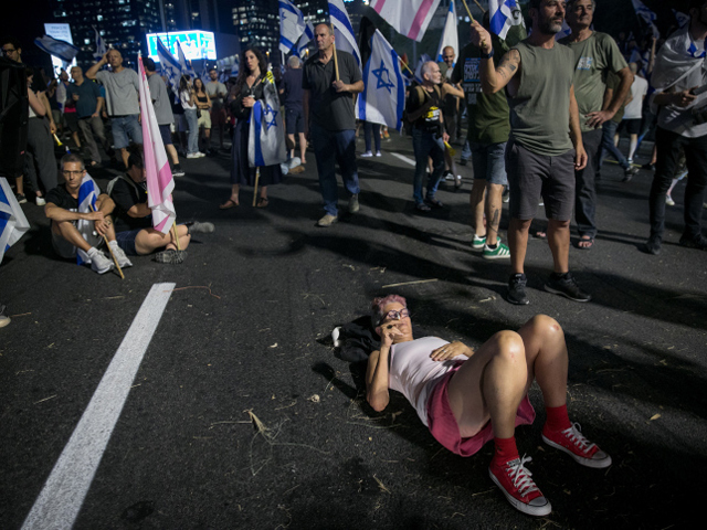 
Акция протеста на шоссе Аялон в Тель-Авиве после отставки Эшеда. Фоторепортаж