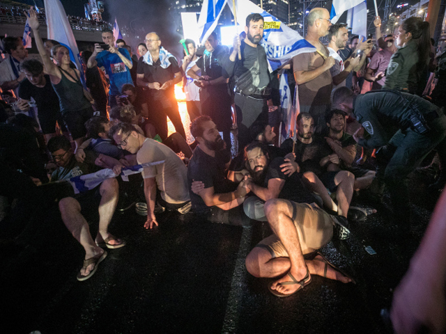 
Акция протеста на шоссе Аялон в Тель-Авиве после отставки Эшеда. Фоторепортаж