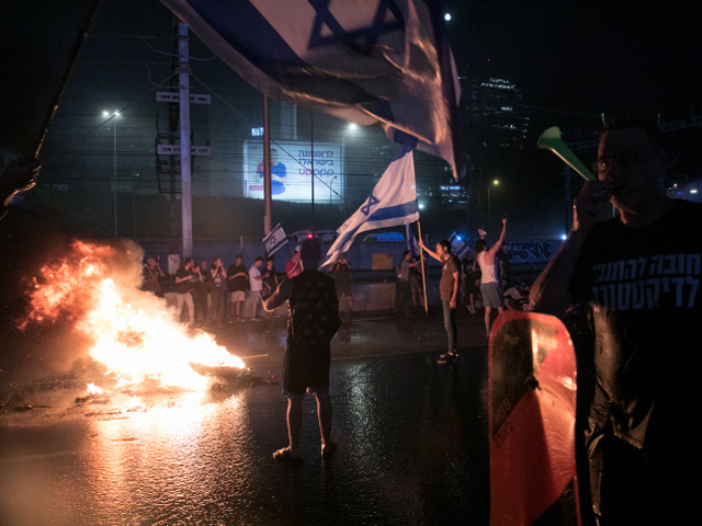 Акция протеста на шоссе Аялон в Тель-Авиве после отставки Эшеда. Фоторепортаж