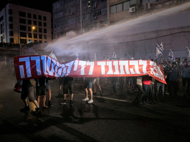 Акция протеста на шоссе Аялон в Тель-Авиве после отставки Эшеда. Фоторепортаж