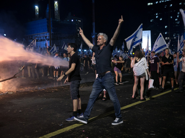 Акция протеста на шоссе Аялон в Тель-Авиве после отставки Эшеда. Фоторепортаж