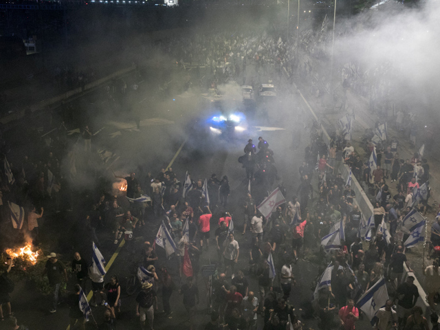 Акция протеста на шоссе Аялон в Тель-Авиве после отставки Эшеда. Фоторепортаж