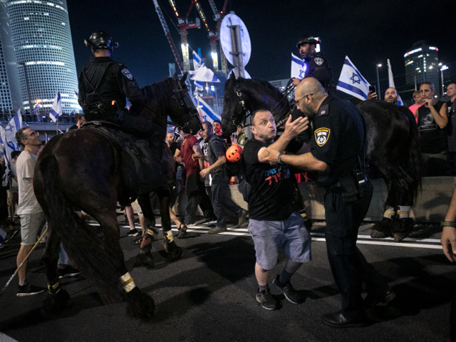 Акция протеста на шоссе Аялон в Тель-Авиве после отставки Эшеда. Фоторепортаж