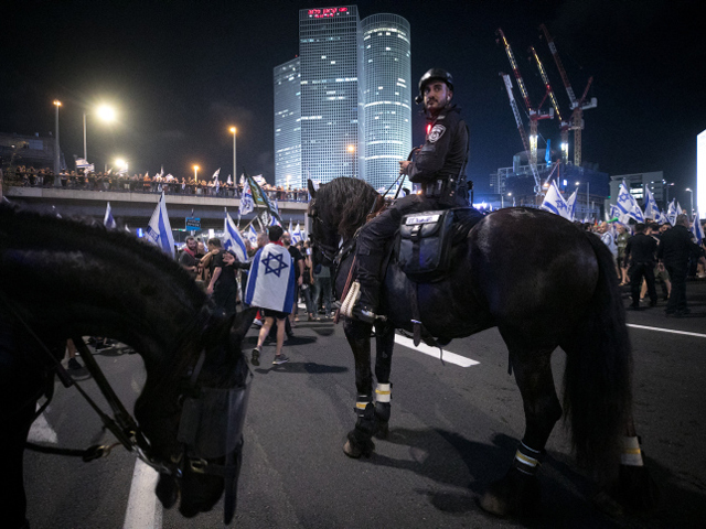 Акция протеста на шоссе Аялон в Тель-Авиве после отставки Эшеда. Фоторепортаж