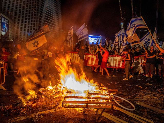 Акция протеста на шоссе Аялон в Тель-Авиве после отставки Эшеда. Фоторепортаж