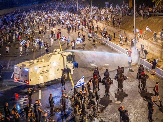 Акция протеста на шоссе Аялон в Тель-Авиве после отставки Эшеда. Фоторепортаж