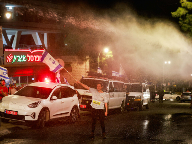 Акция протеста на шоссе Аялон в Тель-Авиве после отставки Эшеда. Фоторепортаж