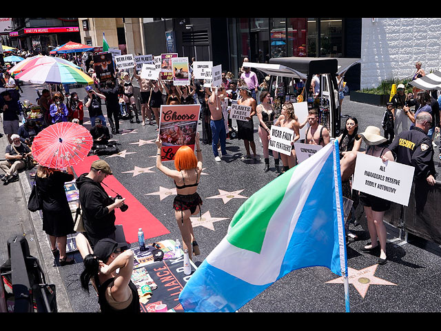 "Почти голые" защитники животных и экоактивисты устроили акцию в Голливуде. Фоторепортаж