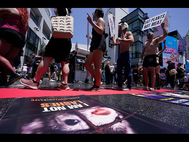 "Почти голые" защитники животных и экоактивисты устроили акцию в Голливуде. Фоторепортаж