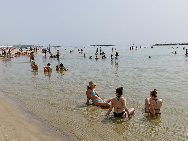 Условия для купания в Средиземном море хорошие: волны невысокие, медуз мало