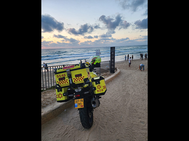 На "диком" пляже в Тель-Авиве спасены двое мужчин, тонувших в море