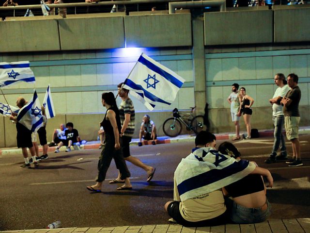 Демонстранты в районе перекрестка Каплан в Тель-Авиве. 29 июля 2023 года