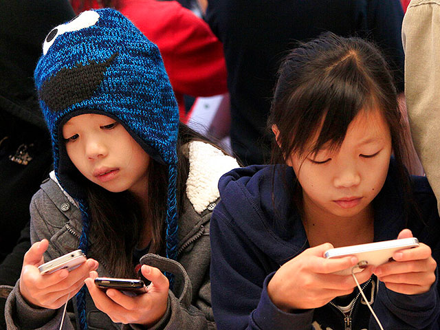 Кибер-регулятор КНР предложил ограничить для детей время пользования смартфонами