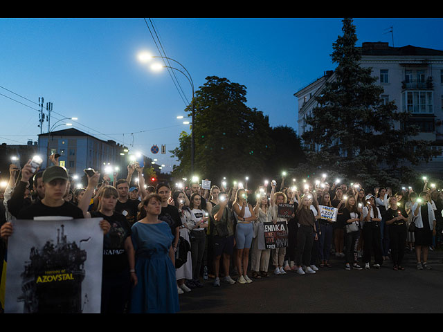 Демонстрация перед посольством России в Киеве в годовщину трагедии в Оленевке.