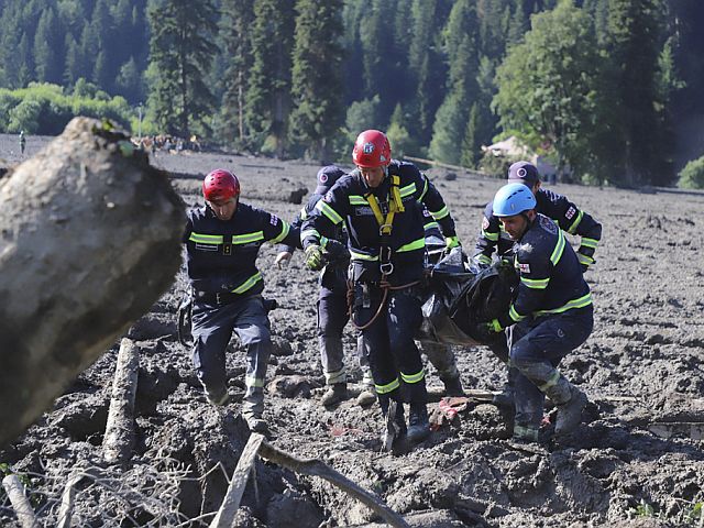 Сход оползня на горном курорте в Грузии: не менее 11 погибших, десятки пропавших без вести