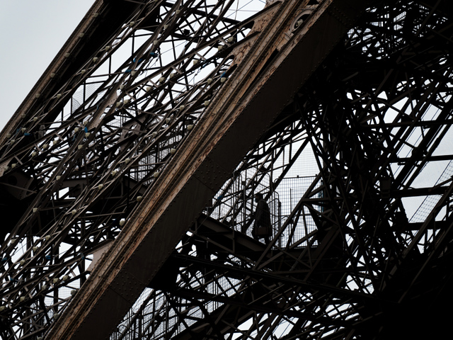 В Париже посетителей Эйфелевой башни эвакуировали из-за угрозы взрыва