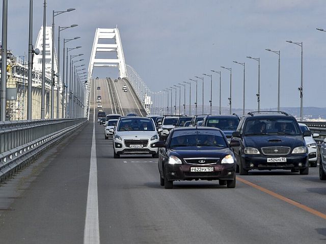 На Крымском мосту, где 12 августа несколько раз перекрывалось движение, образовались пробки