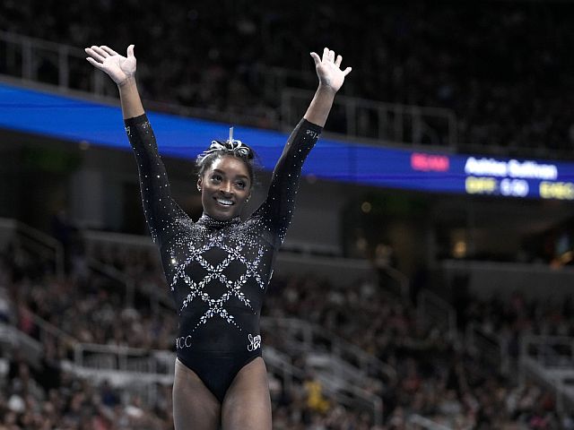 Симона Байлз в восьмой раз выиграла чемпионат США, установив возрастной ...