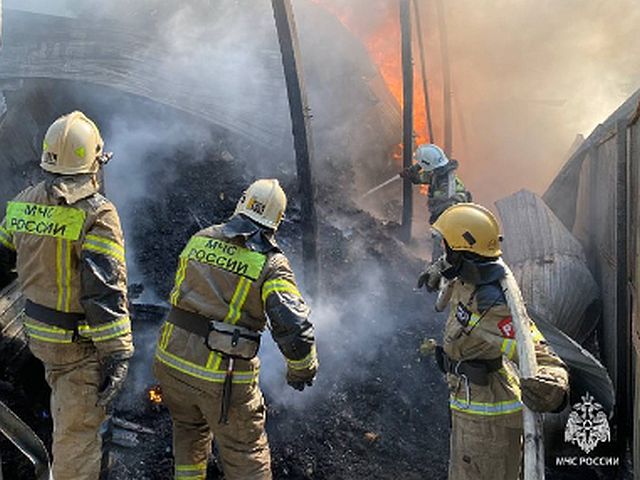 В Сочи возник сильный пожар на складе горюче-смазочных материалов