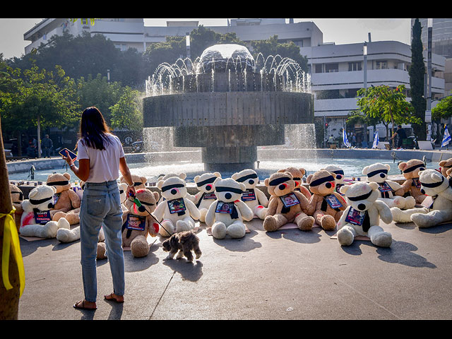 Медведи на площади Дизенгоф: не забывайте о детях, похищенных террористами. Фоторепортаж