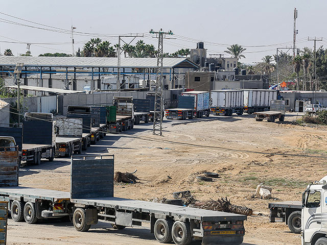 "Кан": Израиль контролирует количество бензина в баках грузовиков с гумпомощью, заходящих в Газу