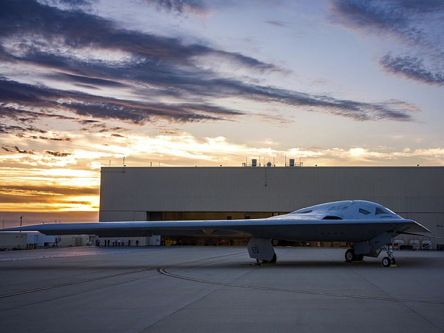 Стелс-бомбардировщик шестого поколения ВВС США B-21 Raider совершил первый полет