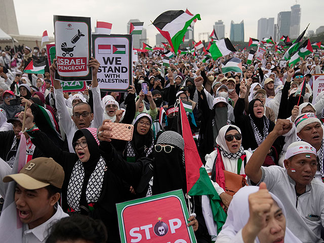 Million strong, Jakarta protests against Israel