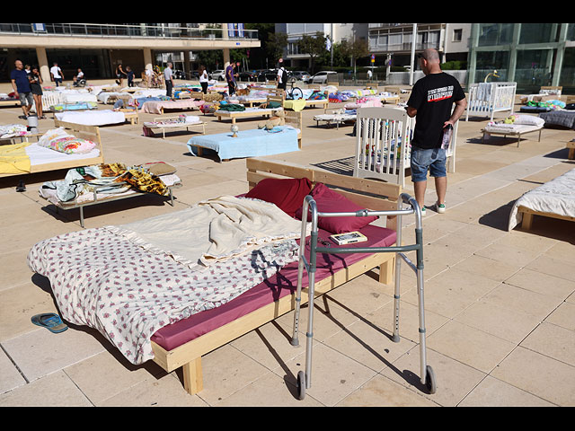 Сотни пустых кроватей в Тель-Авиве: помнить о заложниках в Газе. Фоторепортаж