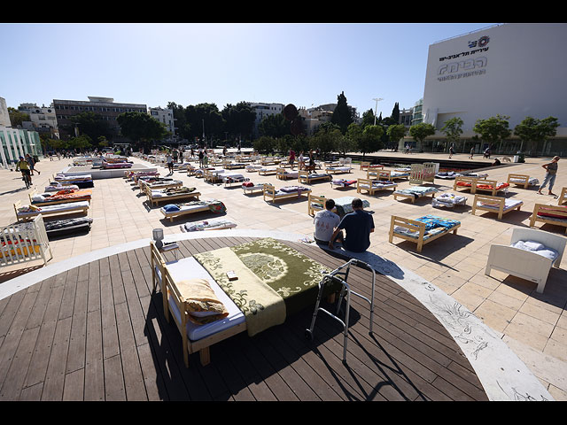 Сотни пустых кроватей в Тель-Авиве: помнить о заложниках в Газе. Фоторепортаж
