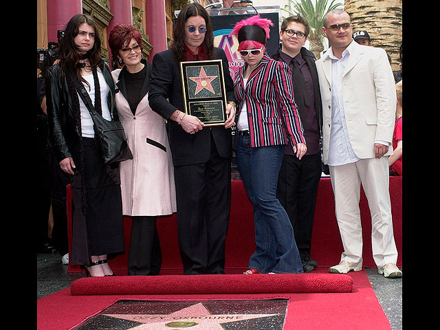 Ozzy (в центре) со своей семьей (слева направо), дочерью Эйми, женой Шэрон, дочерью Келли, сыном Джеком и его сыном Луи после того, как был удостоен звезды на Голливудской Аллее славы. 2002 год