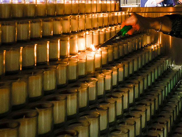 В магазинах Израиля появились поминальные свечи в опасной пластиковой оболочке