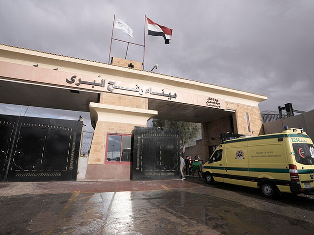 Representatives from over ten countries arrived in Egypt to tour the Rafah border crossing.