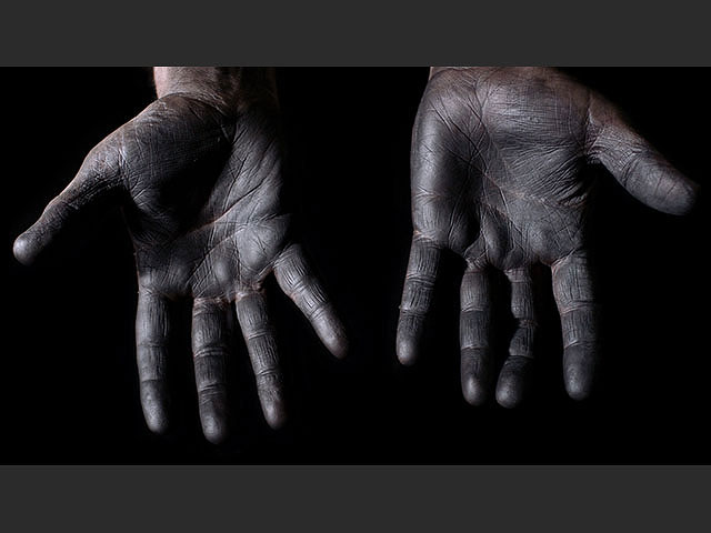 Бен Хагари, I, Pencil (graphite hands), 2022, print on acrylic sheet, lightbox, 28x50 cm