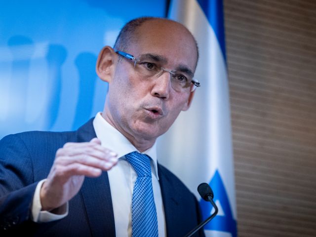 Leider van de Bank of Israel dringt er bij de regering op aan de belastingen te verhogen en de uitkeringen te verlagen: “Er bestaat niet zoiets als een gratis lunch”