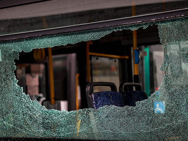 Недалеко от Хизмы автобус подвергся "каменной атаке", два человека получили травмы