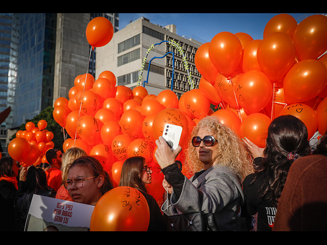 "Рыжая" акция в Тель-Авиве: день рождения самого юного заложника. Фоторепортаж