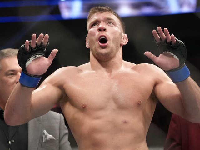 UFC. Дю Плесси победил Стрикленда и стал чемпионом