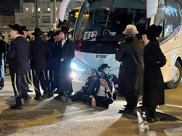 Акция протеста "харедим" в Иерусалиме, перекрыты дороги в районе перекрестка Шамгар