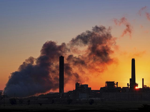 Минэкологии выдал новые лицензии на выброс вредных веществ хайфскому НПЗ и ашдодской электростанции


