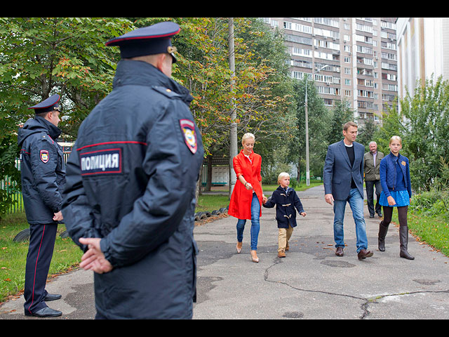Семья Навальных идет на избирательный участок, 2013 год