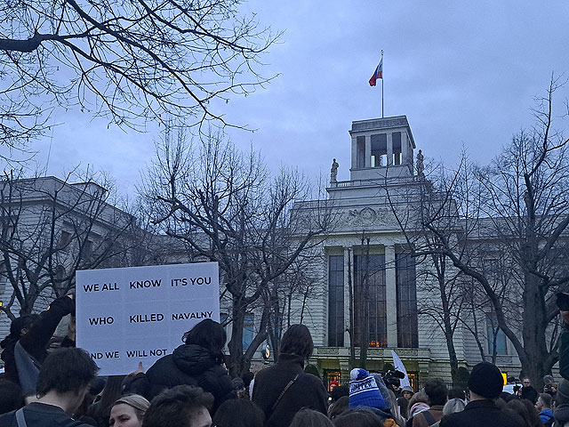 Перед российским посольством в Берлине прошел митинг в память об ...