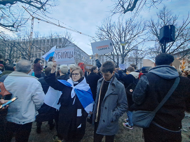 Перед российским посольством в Берлине прошел митинг в память об Алексее Навальном