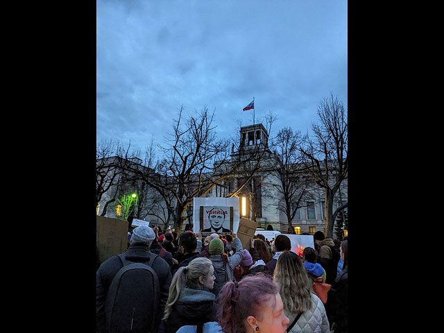 Перед российским посольством в Берлине прошел митинг в память об Алексее Навальном