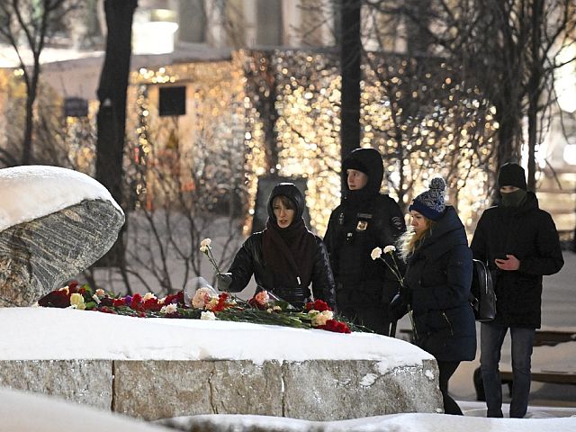 Мемориал в память о Навальном у Соловецкого камня в Москве. Фоторепортаж