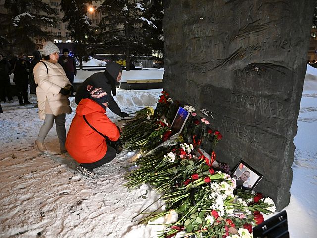 Мемориал в память о Навальном у Соловецкого камня в Москве. Фоторепортаж