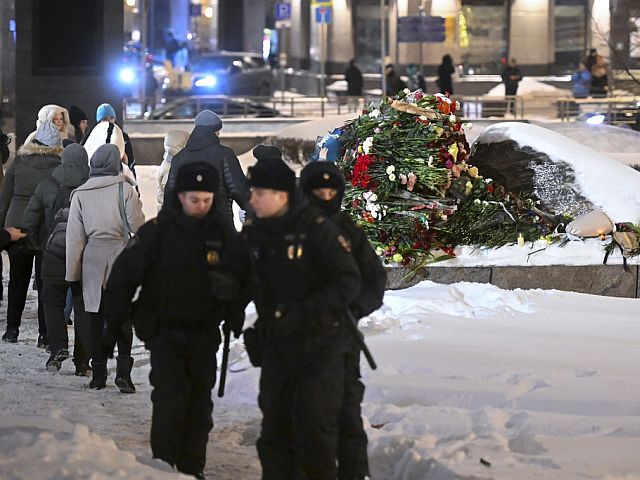 Мемориал в память о Навальном у Соловецкого камня в Москве. Фоторепортаж