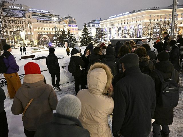 Мемориал в память о Навальном у Соловецкого камня в Москве. Фоторепортаж