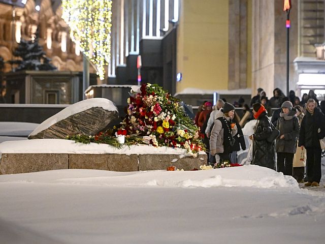 Мемориал в память о Навальном у Соловецкого камня в Москве. Фоторепортаж